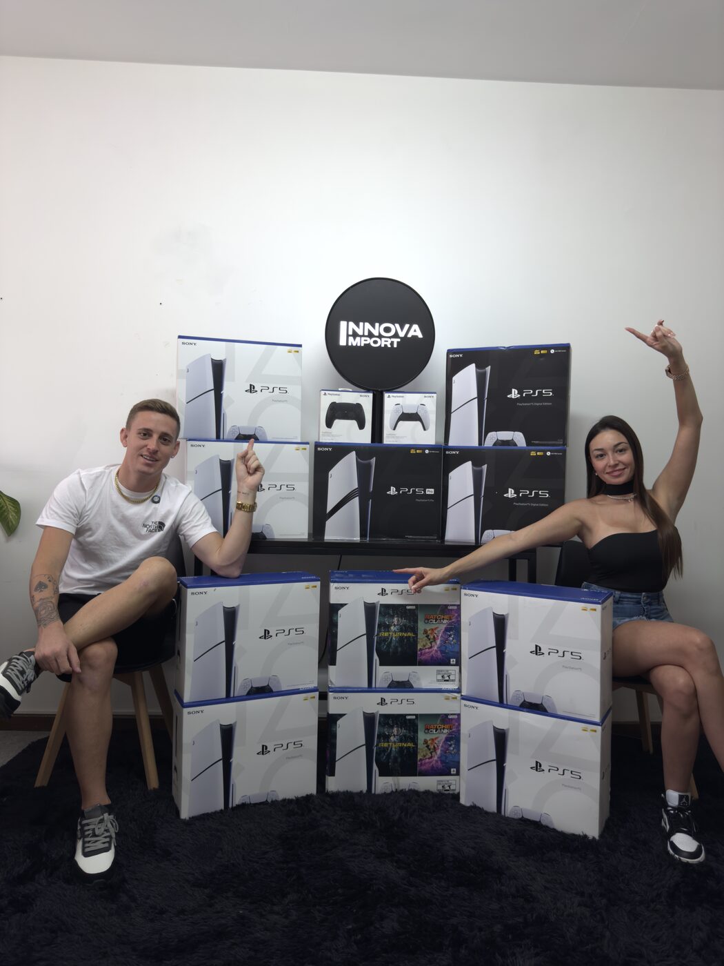 Kevin y Solange con stock de PlayStation 5